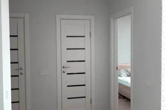 białe drzwi